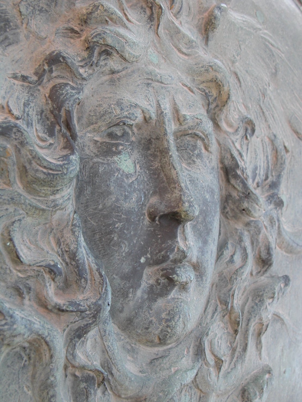 allegoria della Vittoria come donna vestita all'antica, allegoria del soldato come eroe antico (monumento ai caduti - ad obelisco) di Simone Edgardo (sec. XX)