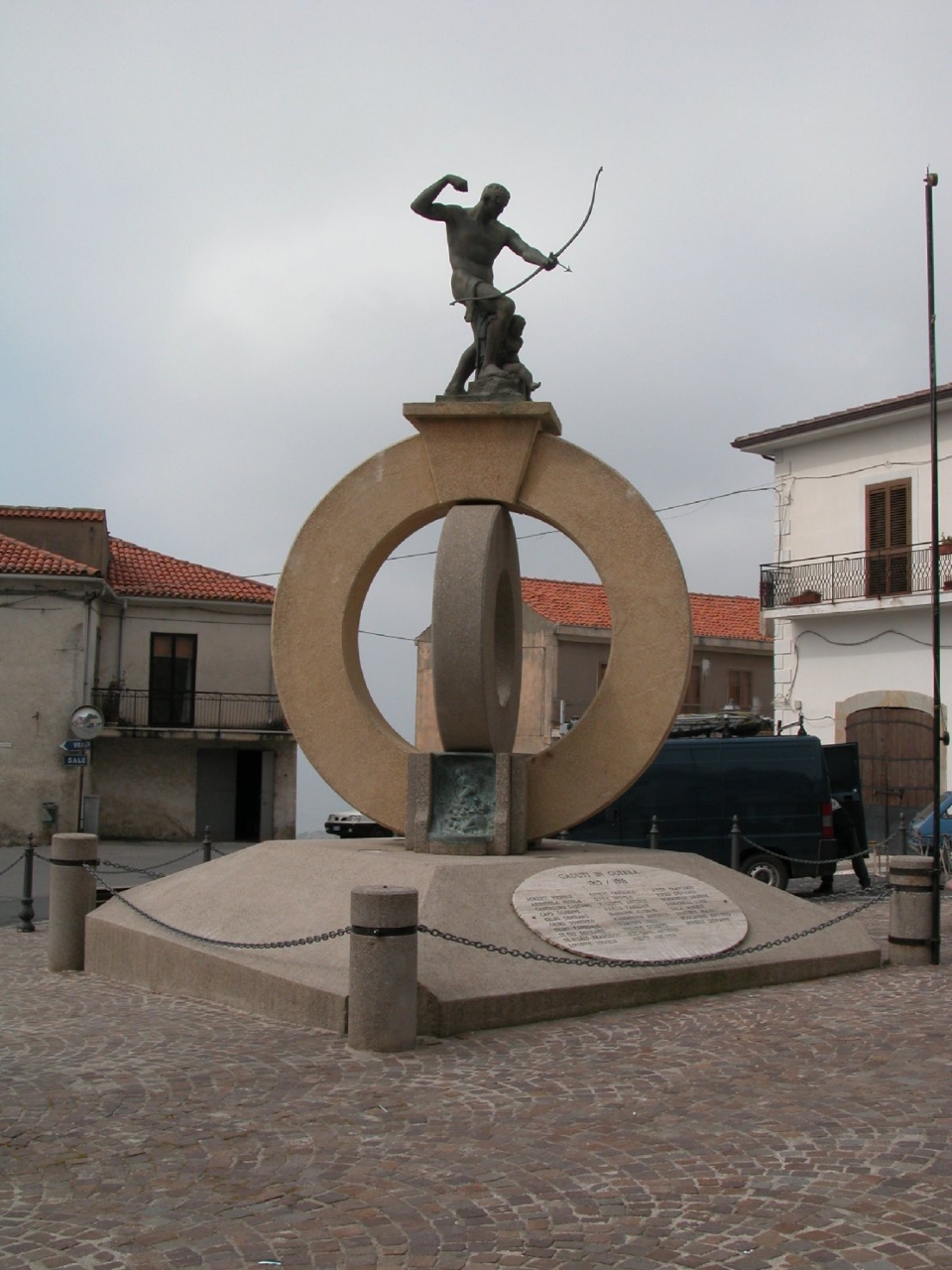 allegoria del sodato come eroe antico, figure di soldati in combattimento (monumento ai caduti) di Abate Michele, Tomai Ennio (sec. XX, sec. XXI)