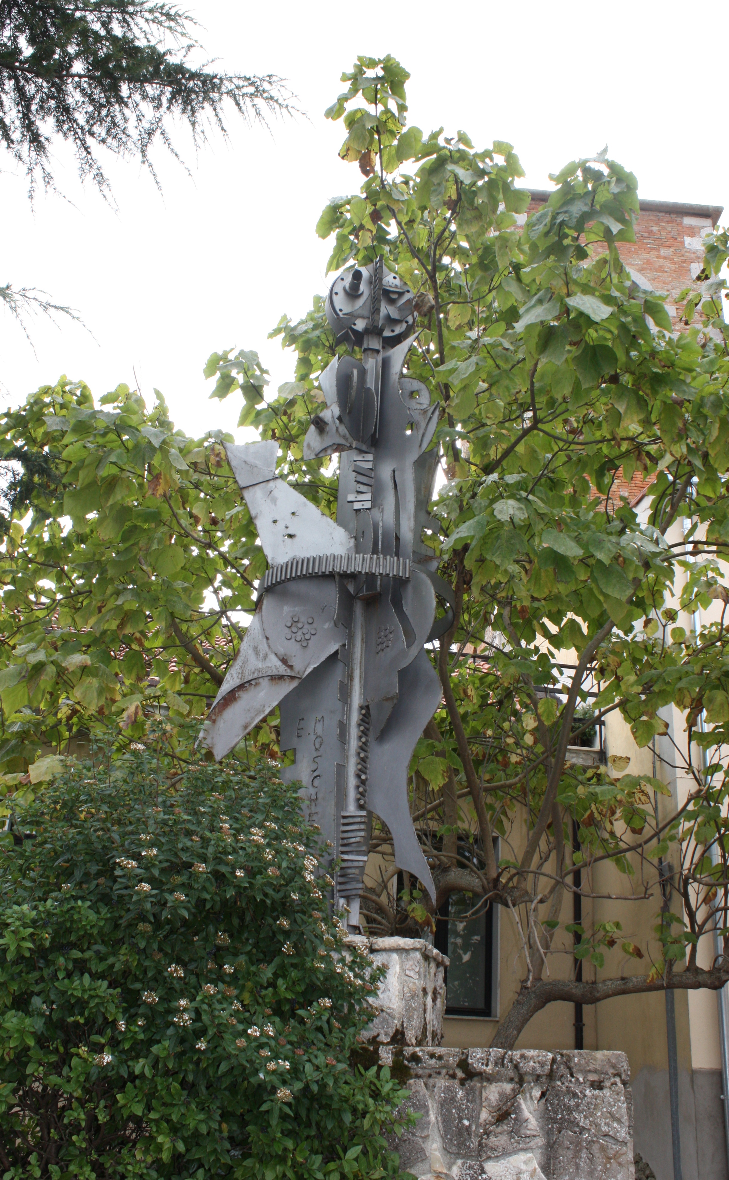 allegoria dei soldato che protegge una madre con bambino (monumento ai caduti - a cippo) di Moschella Emilio (sec. XX)