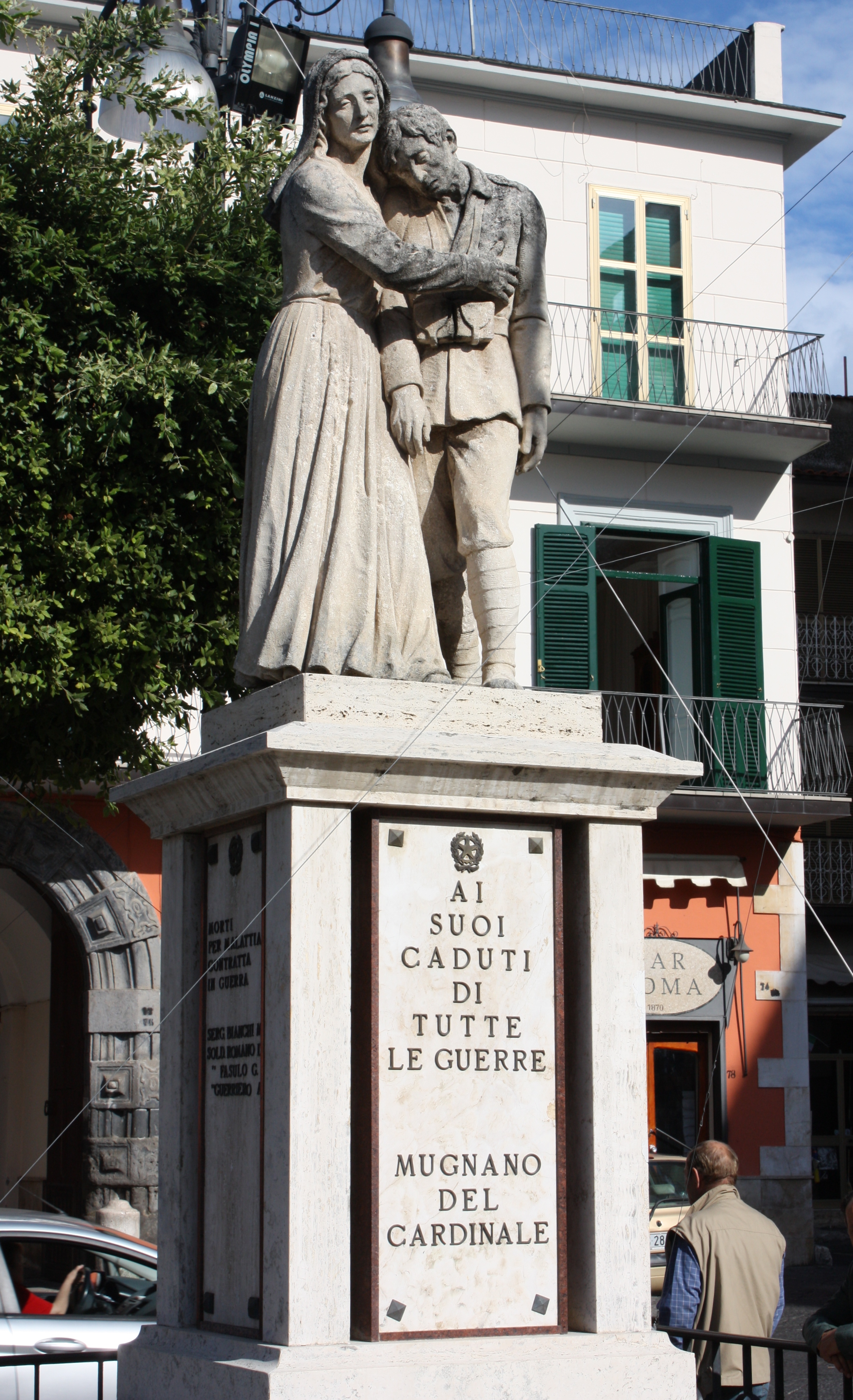 allegoria del sacrificio del soldato per la Patria (monumento ai caduti) - bottega Italia meridionale (sec. XX)