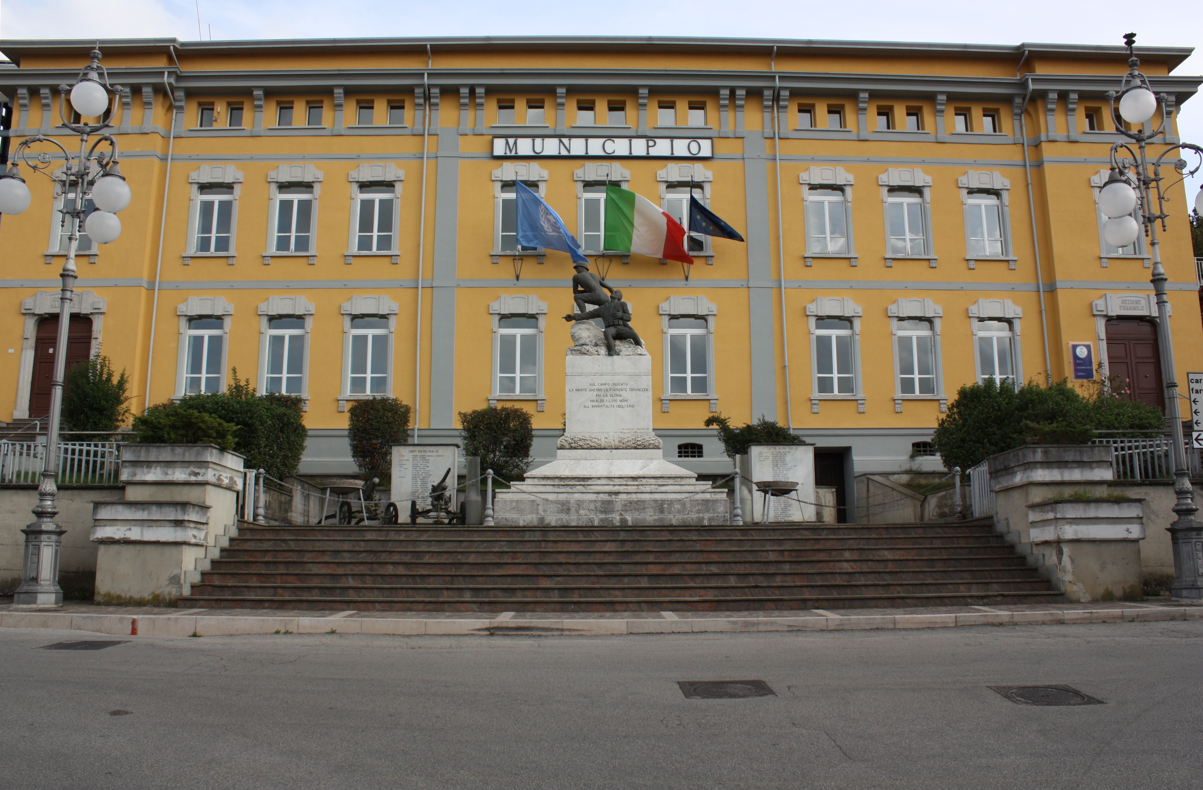 figura di soldato in combattimento, morte del soldato (monumento ai caduti - ad ara) di Tamagnini Torquato (sec. XX)