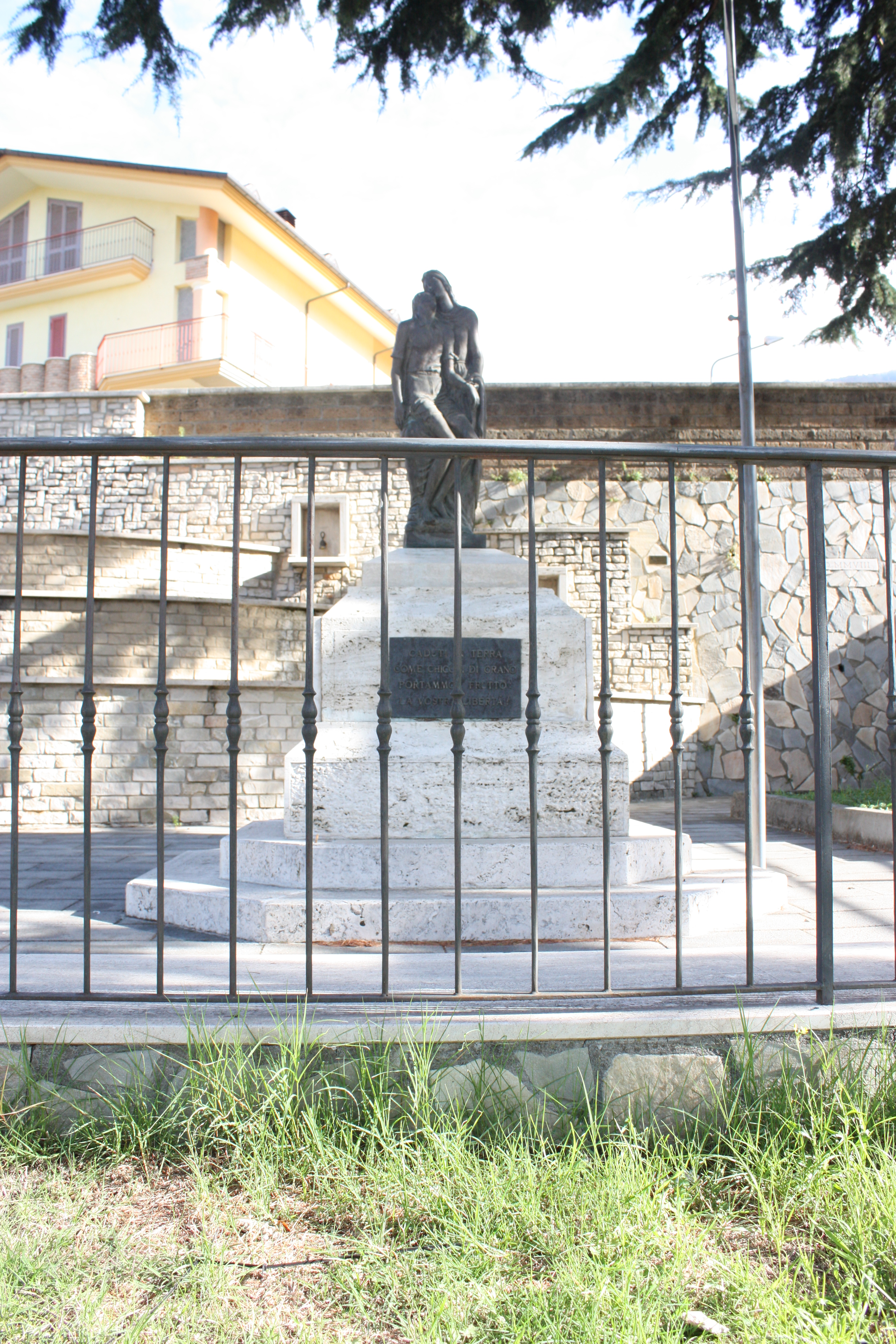 allegoria del sacrificio del soldato per la Patria (monumento ai caduti) di Fonderia Domus Dei (sec. XXI)