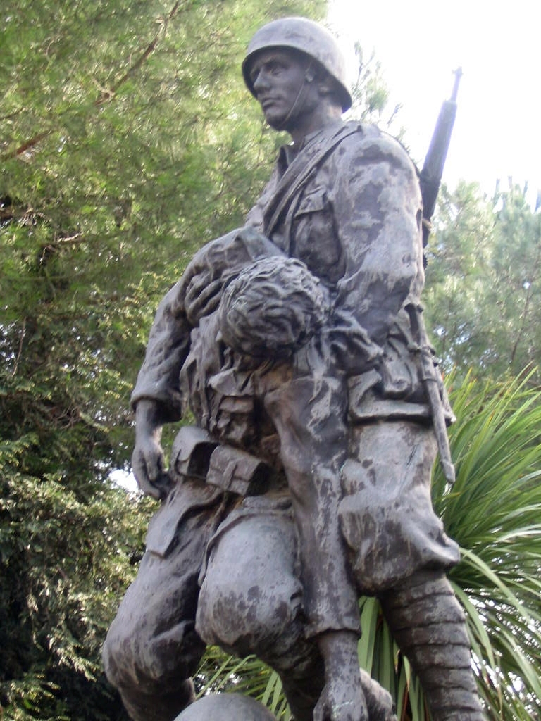 figure di soldati: fanti, morte del soldato (monumento ai caduti - a cippo) - bottega Italia centro-meridionale (sec. XX)