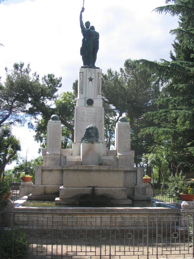 figura di soldato come eroe antico, morte del soldato (monumento ai caduti - a stele) di Filippone Carmine (sec. XX)