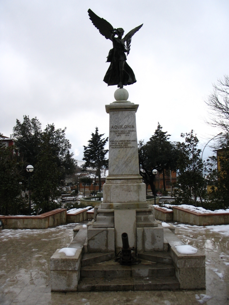 allegoria della Vittoria come donna vestita all'antica (monumento ai caduti - ad obelisco) di Fonderia / Marmeria Chiurazzi (sec. XX)