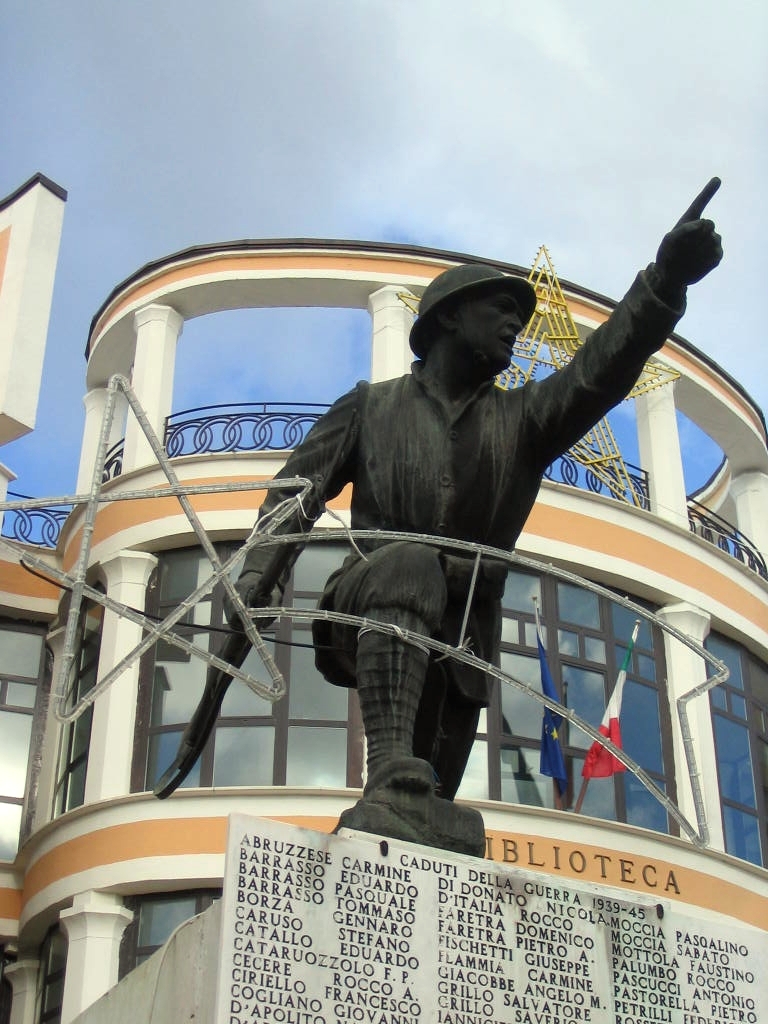 figura di soldato in combattimento (monumento ai caduti - a cippo) di Ciocchetti Giuseppe, Ditta Barbiero M (sec. XX)