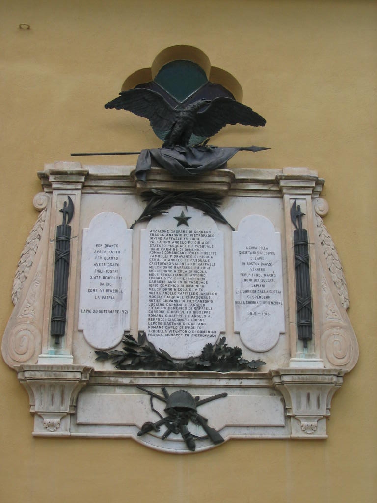 allegoria della Vittoria come aquila (monumento ai caduti - a lapide) - bottega Italia centro-meridionale (sec. XX)