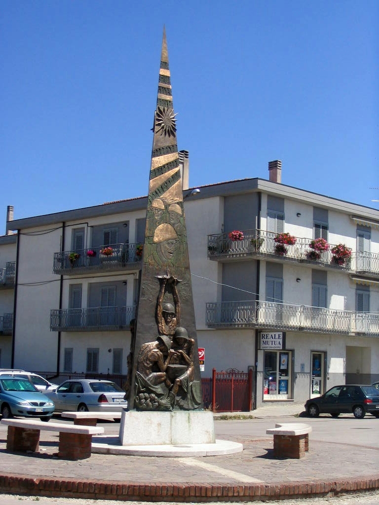 figure di soldati in combattimento (monumento ai caduti - ad obelisco) di Di Menna G (inizio sec. XXI)