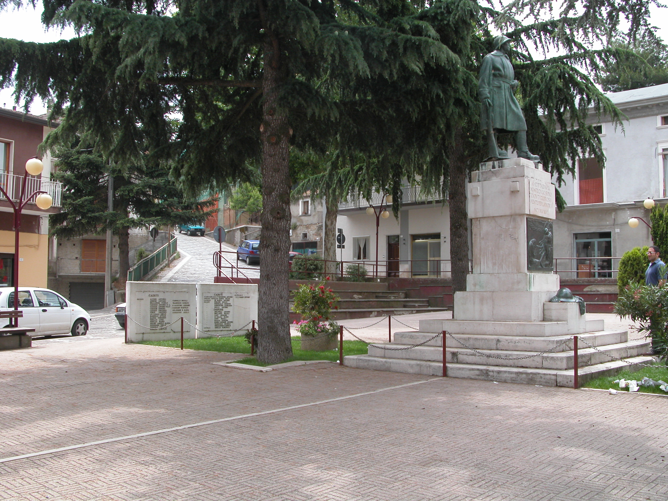 figura di soldato: fante, allegoria della morte del soldato (monumento ai caduti - a colonna spezzata) di Guerrisi Michele (sec. XX, sec. XXI)