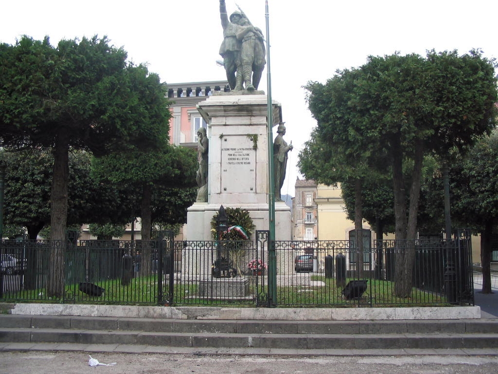 allegoria del sacrificio del soldato per la Patria, figura di soldato che porta la bandiera (gruppo scultoreo) di Marino Raffaele (sec. XX)