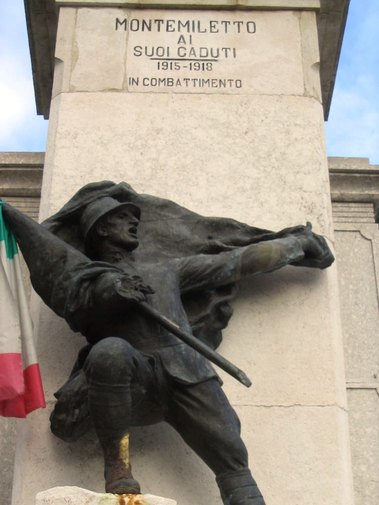 figura di soldato che porta la bandiera (monumento ai caduti - ad obelisco) - bottega Italia centro-meridionale (sec. XX)