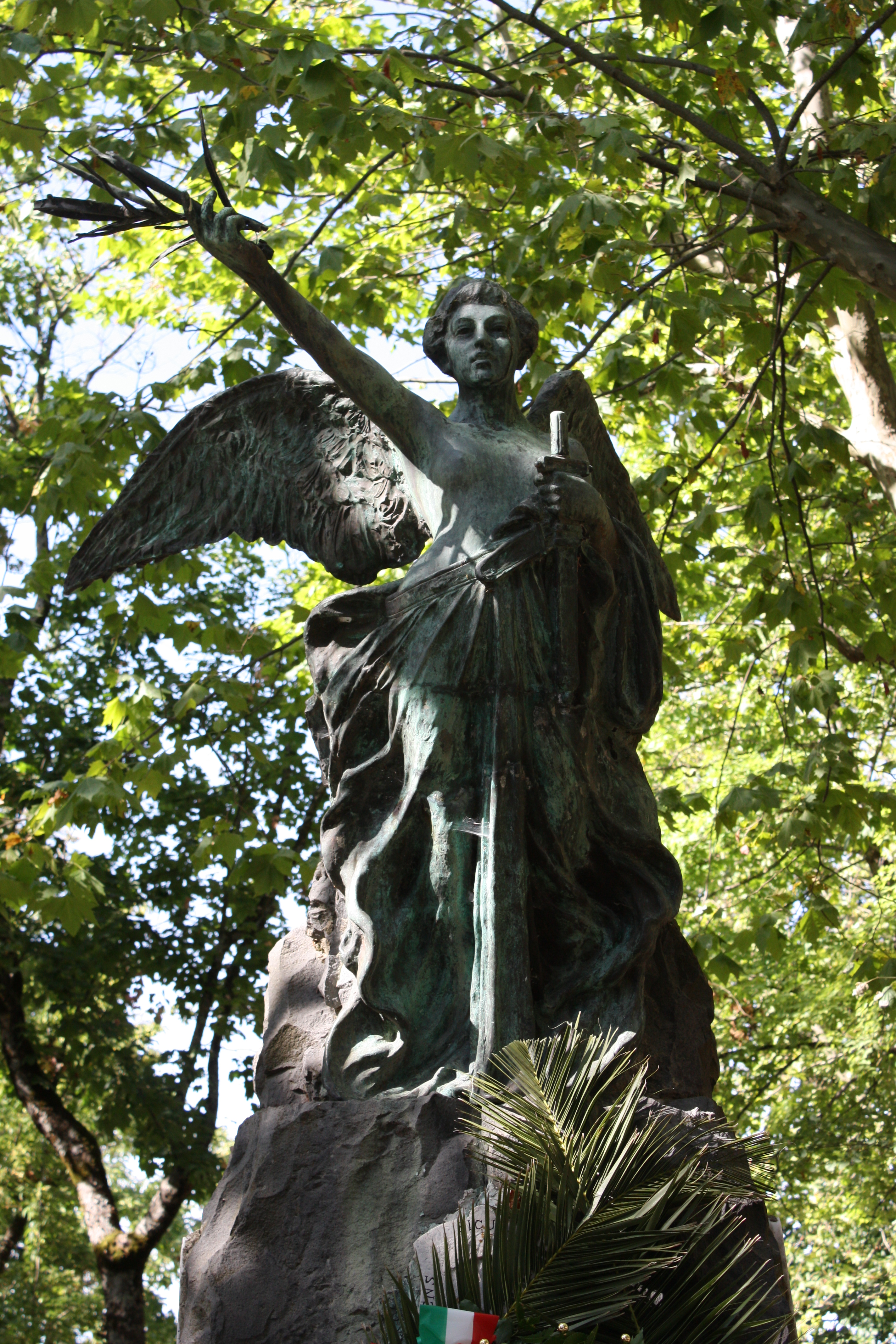 allegoria della Vittoria come donna vestita all'antica (monumento ai caduti - a cippo) di Marino Raffaele (sec. XX, sec. XX)