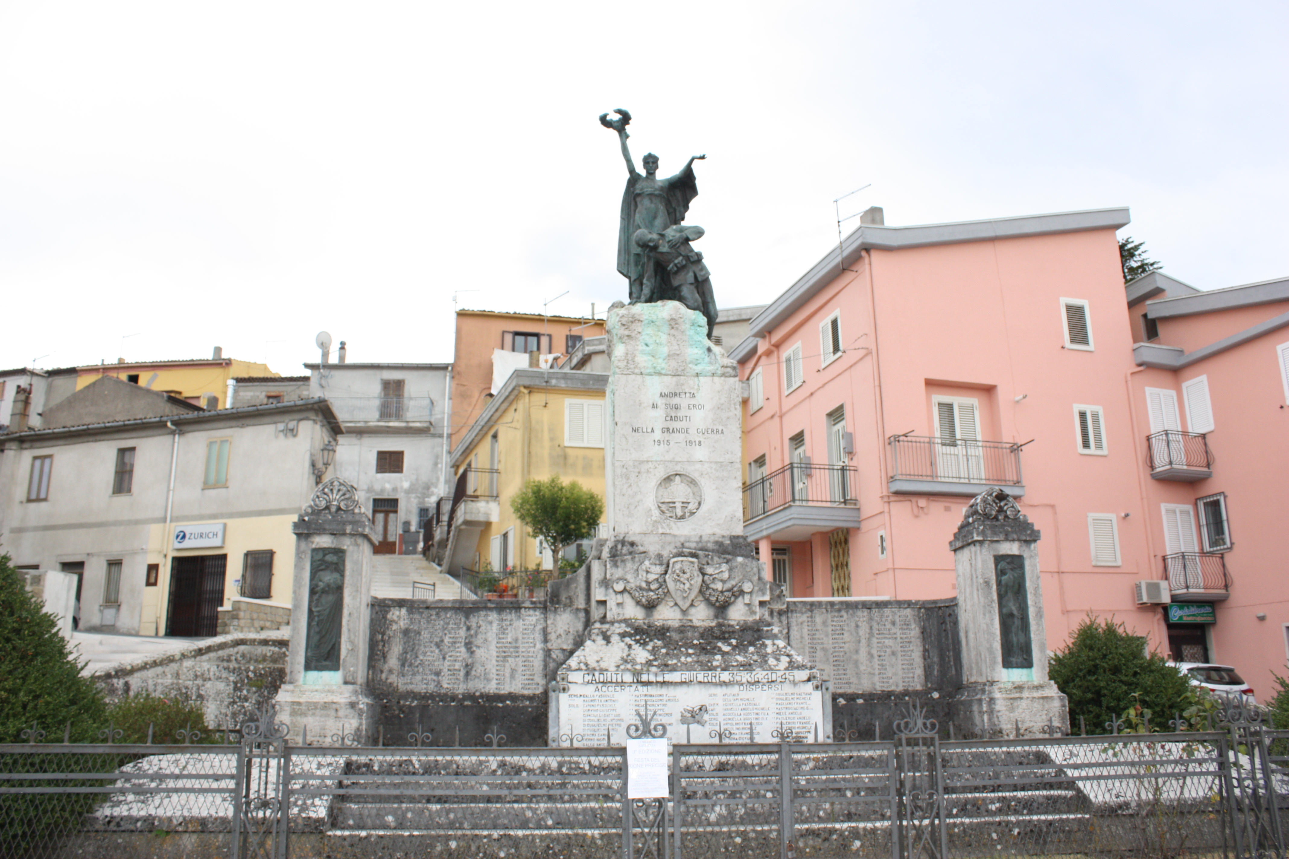 allegoria della Patria che premia un soldato (monumento ai caduti - ad emiciclo) di Tamagnini Torquato, Fonderia Sermone (attribuito) (sec. XX)