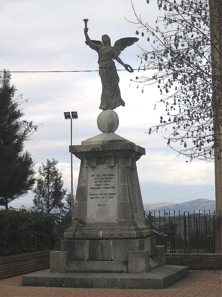 allegoria della Vittoria come donna vestita all'antica (monumento ai caduti) di De Luca Luigi (maniera) (sec. XX)