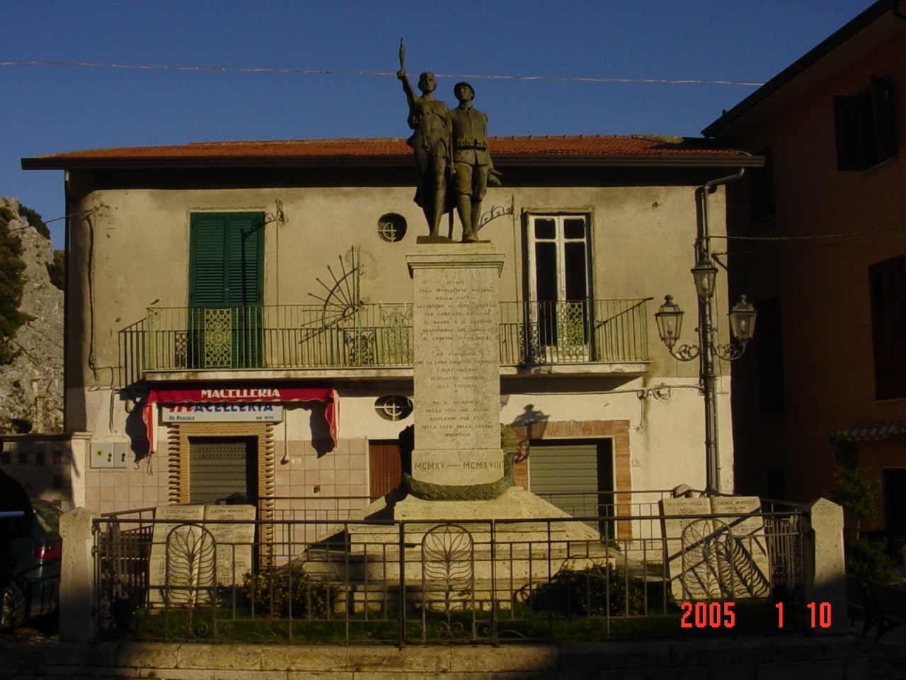 figura di soldato con allegoria della Patria (monumento ai caduti - a cippo) di Tamagnini Torquato (sec. XX)