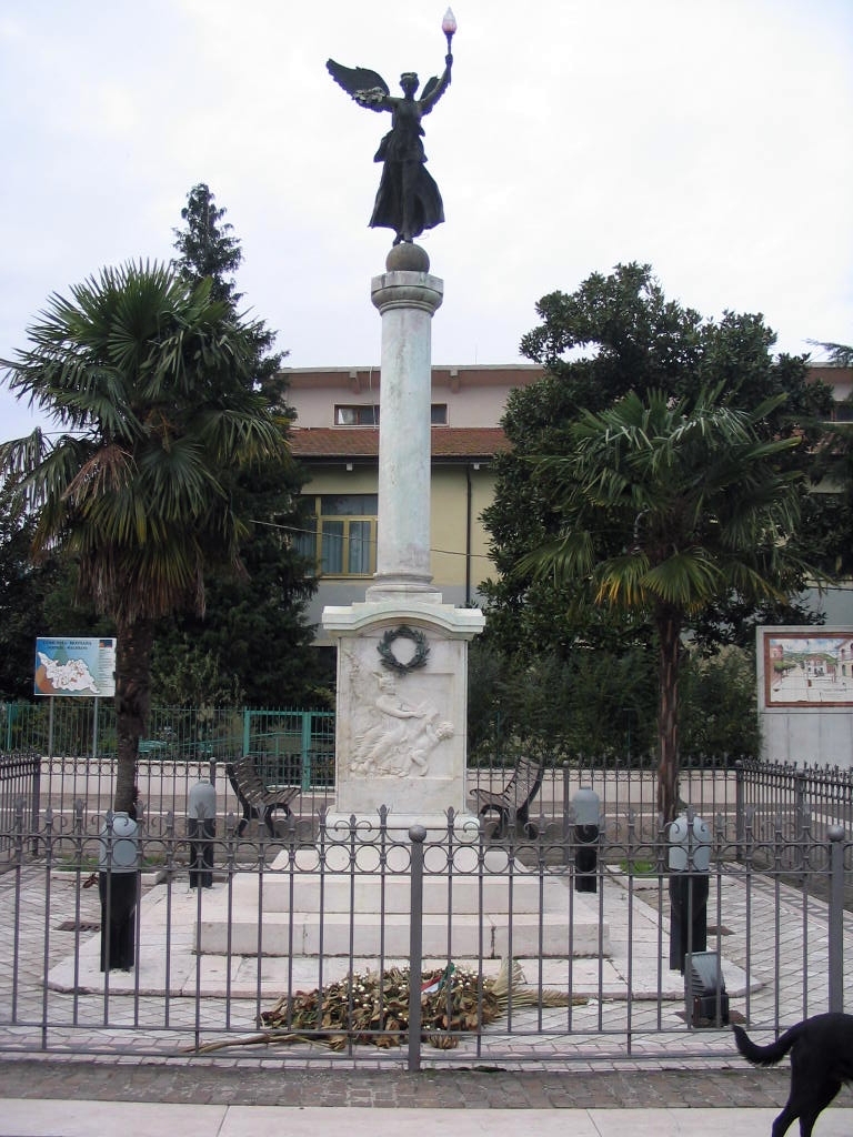 allegoria della Vittoria come donna vestita all'antica (monumento ai caduti - a colonna) di Marmeria fratelli D'Angelo (attribuito), Marcellini, Pirolo A (sec. XX)