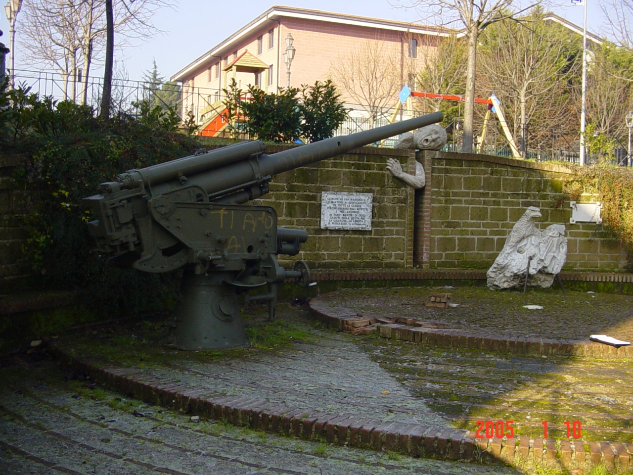 allegoria della Vittoria come aquile, allegoria del sacrificio del soldato per la Patria (monumento ai caduti) - bottega Italia centro-meridionale (sec. XX)