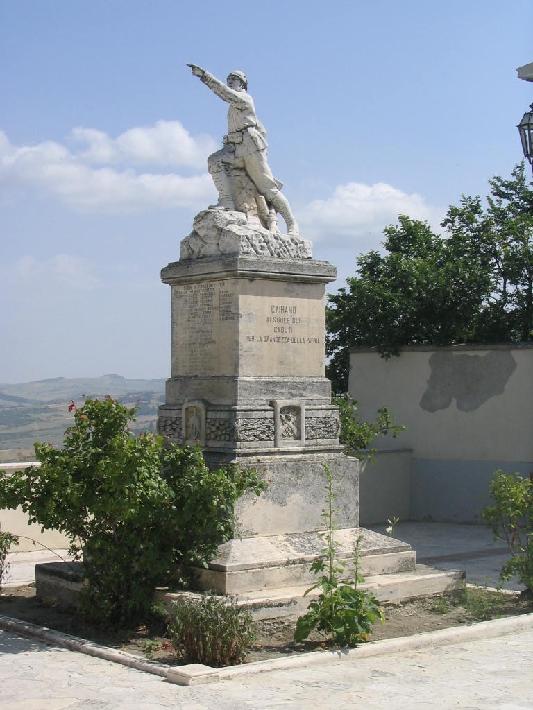 figura di soldato: fante (monumento ai caduti - ad ara) di Iorio Carlo (sec. XX)