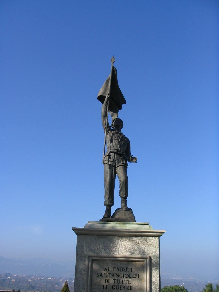 figura di soldato che porta la bandiera (monumento ai caduti) - bottega Italia centro-meridionale (sec. XX)