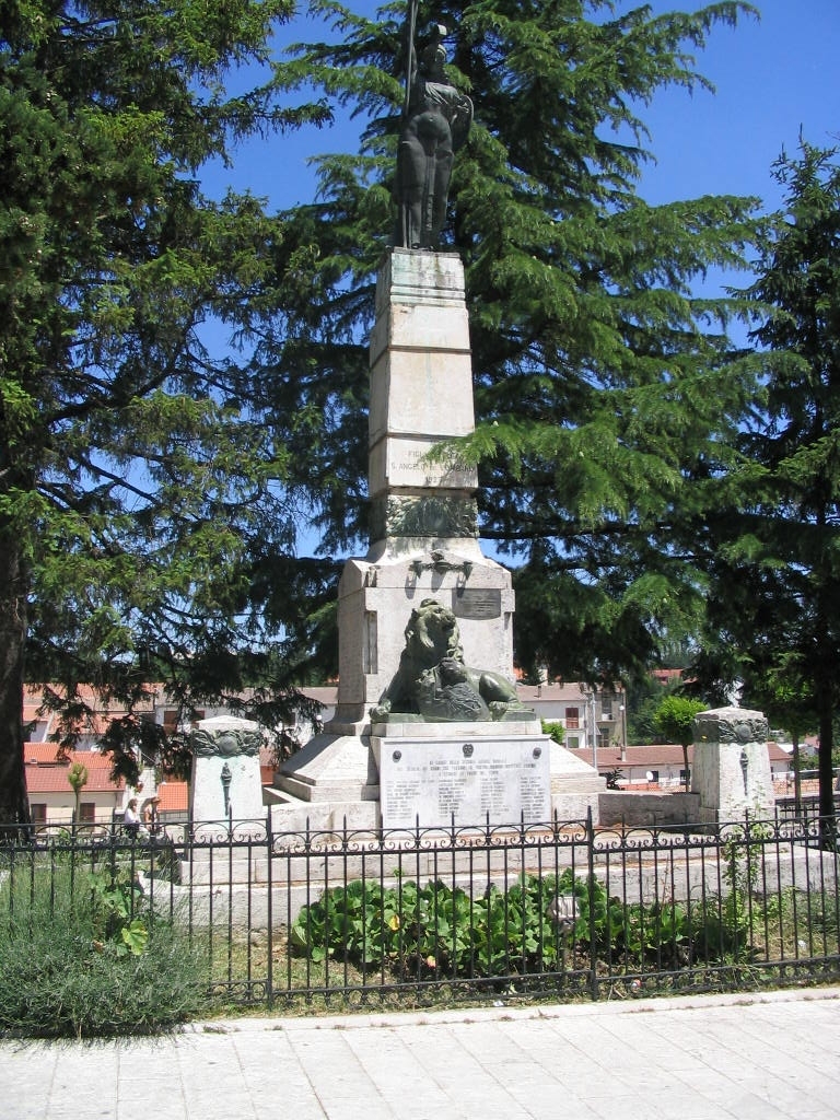 allegoria della Vittoria come donna armata (monumento ai caduti - ad obelisco) di Tamagnini Torquato (sec. XX)