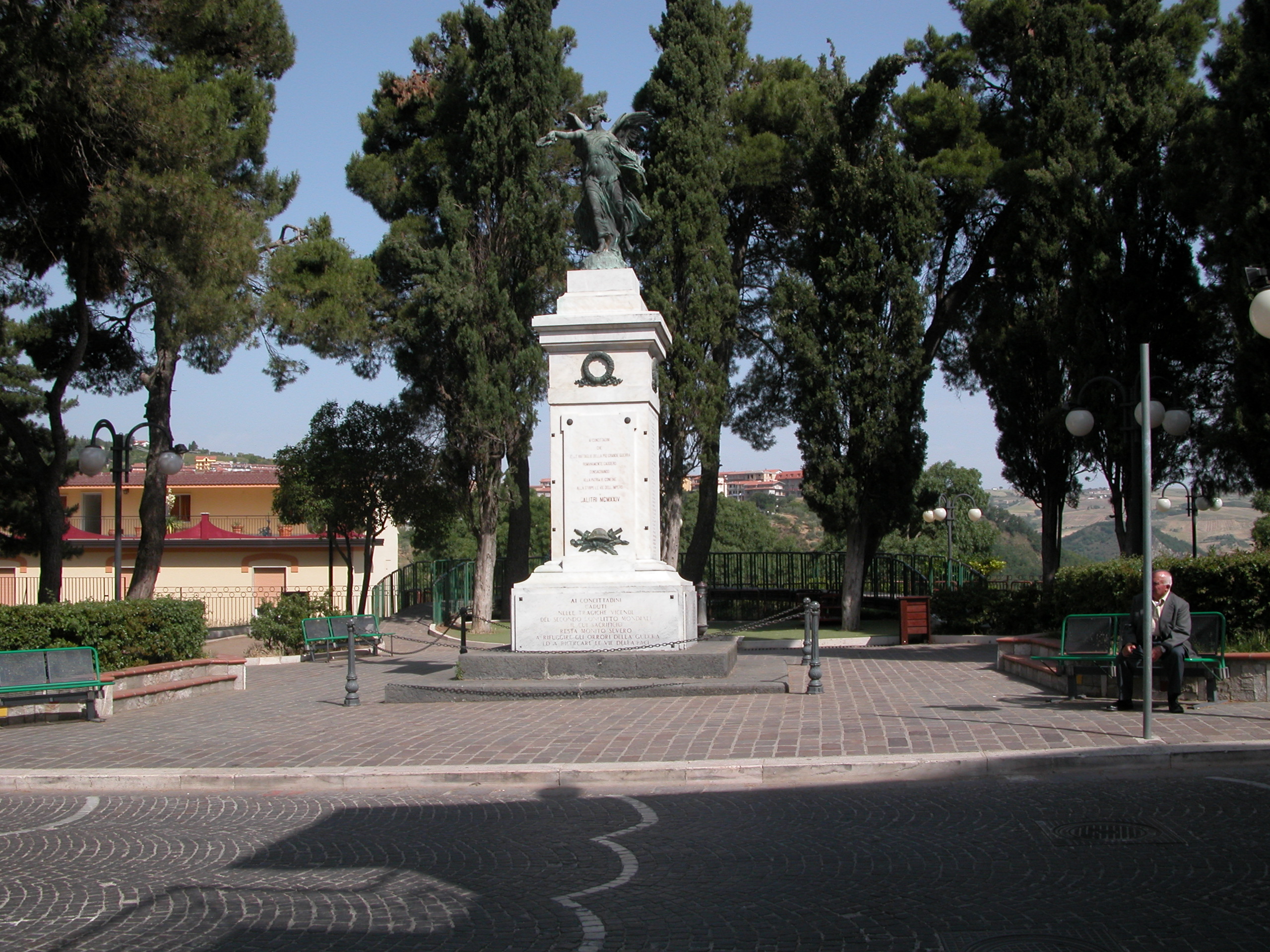 allegoria della Vittoria come donna vestita all'antica (monumento ai caduti) di De Luca Luigi (sec. XX)