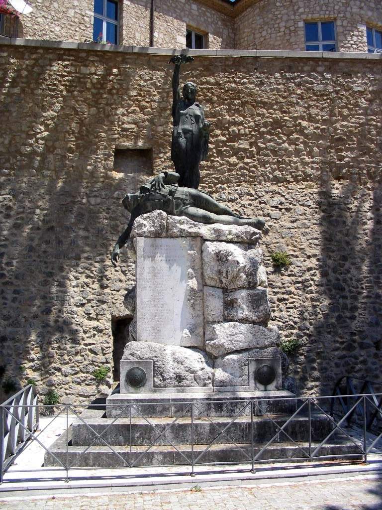 allegoria del sacrificio del soldato per la Patria (monumento ai caduti - a cippo) di Tamagnini Torquato (attribuito) (sec. XX)