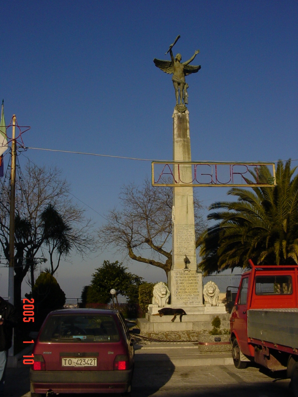 allegoria della Vittoria come donna vestita all'antica (monumento ai caduti - ad obelisco) di Ardolino Eduardo (secondo quarto sec. XX)