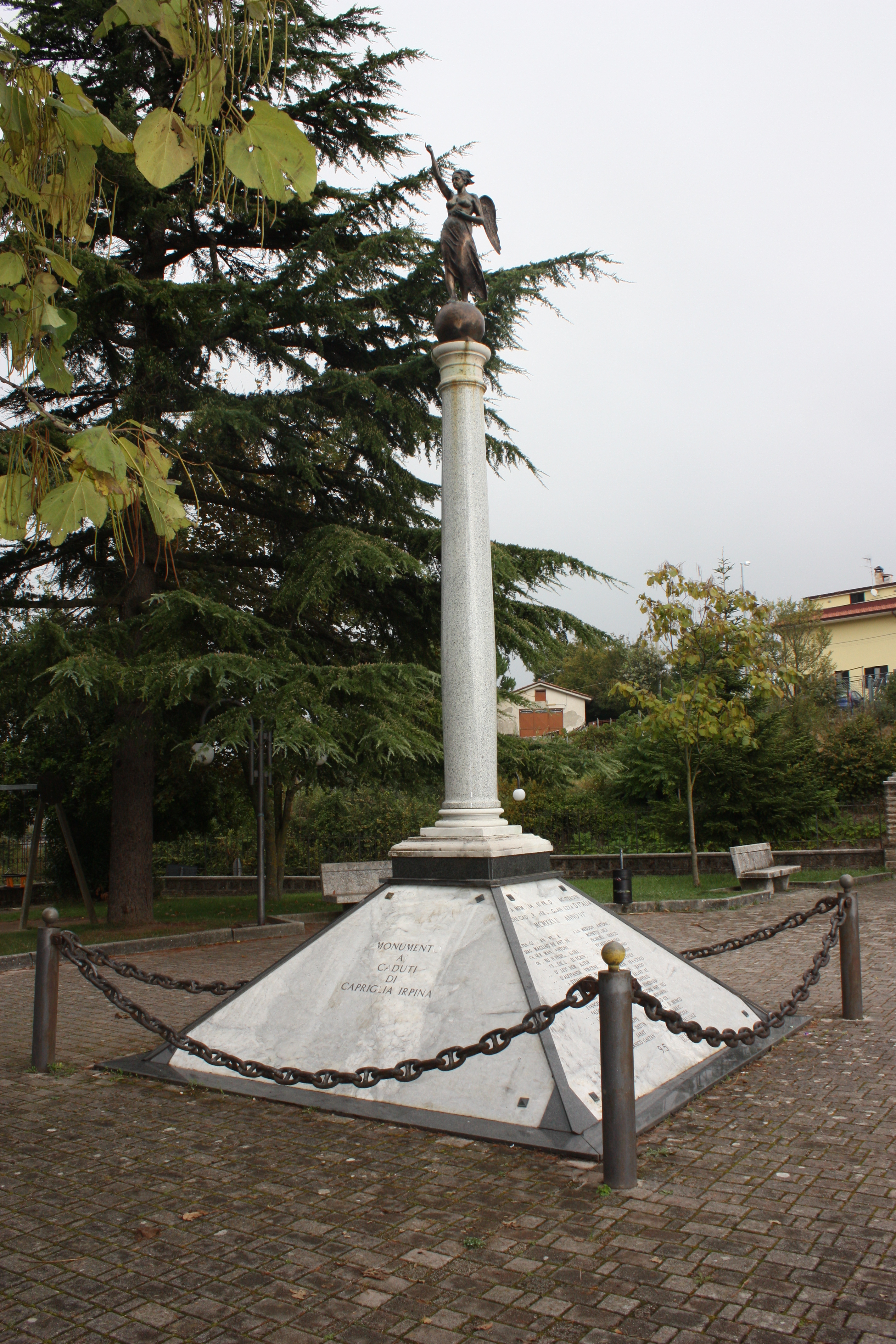 allegoria della Vittoria come donna vestita all'antica (monumento ai caduti - a colonna) di Ditta Serpone s.r.l (sec. XX)