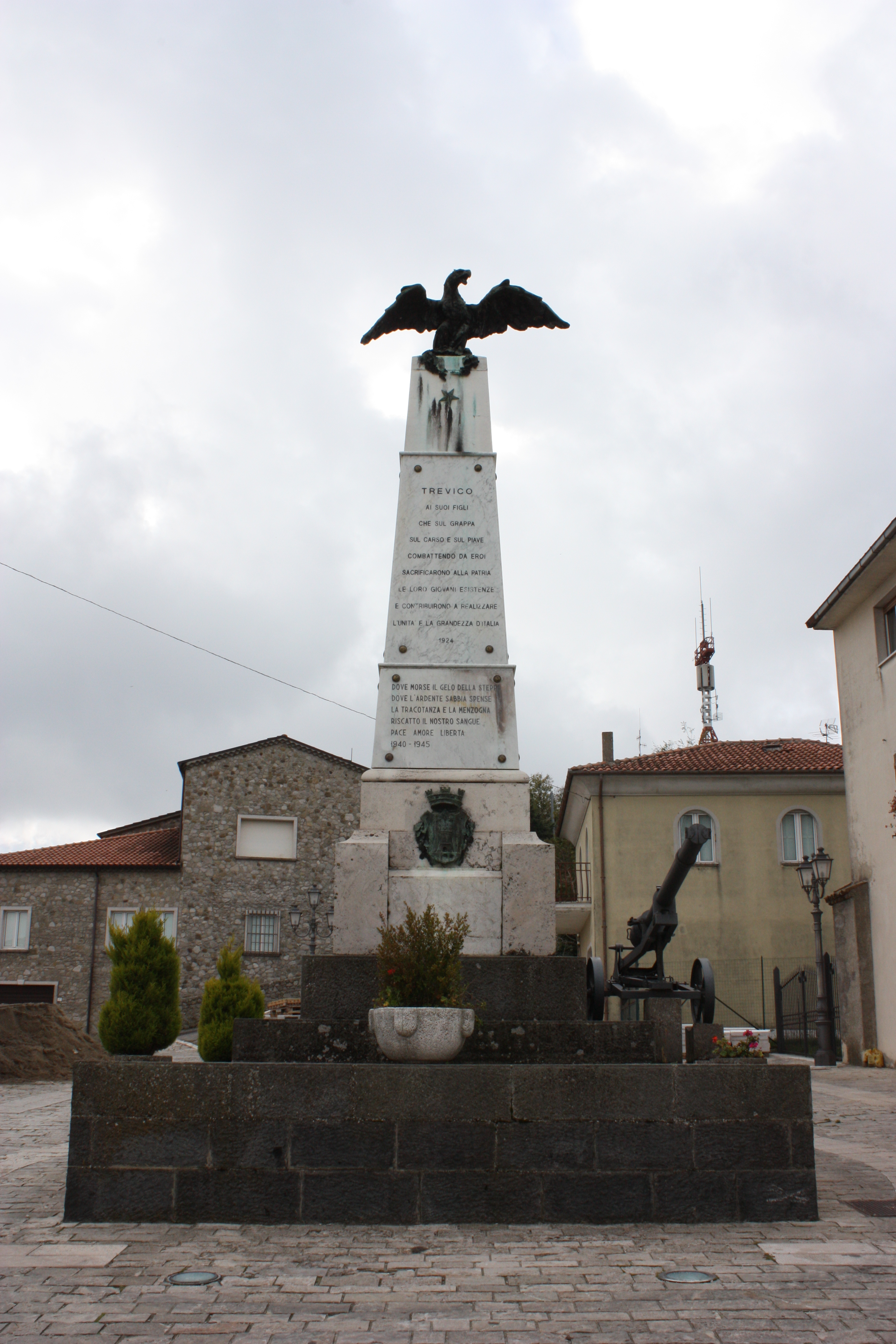 allegoria della Vittoria come aquila (monumento ai caduti - ad obelisco) - bottega Italia centro-meridionale (sec. XX)