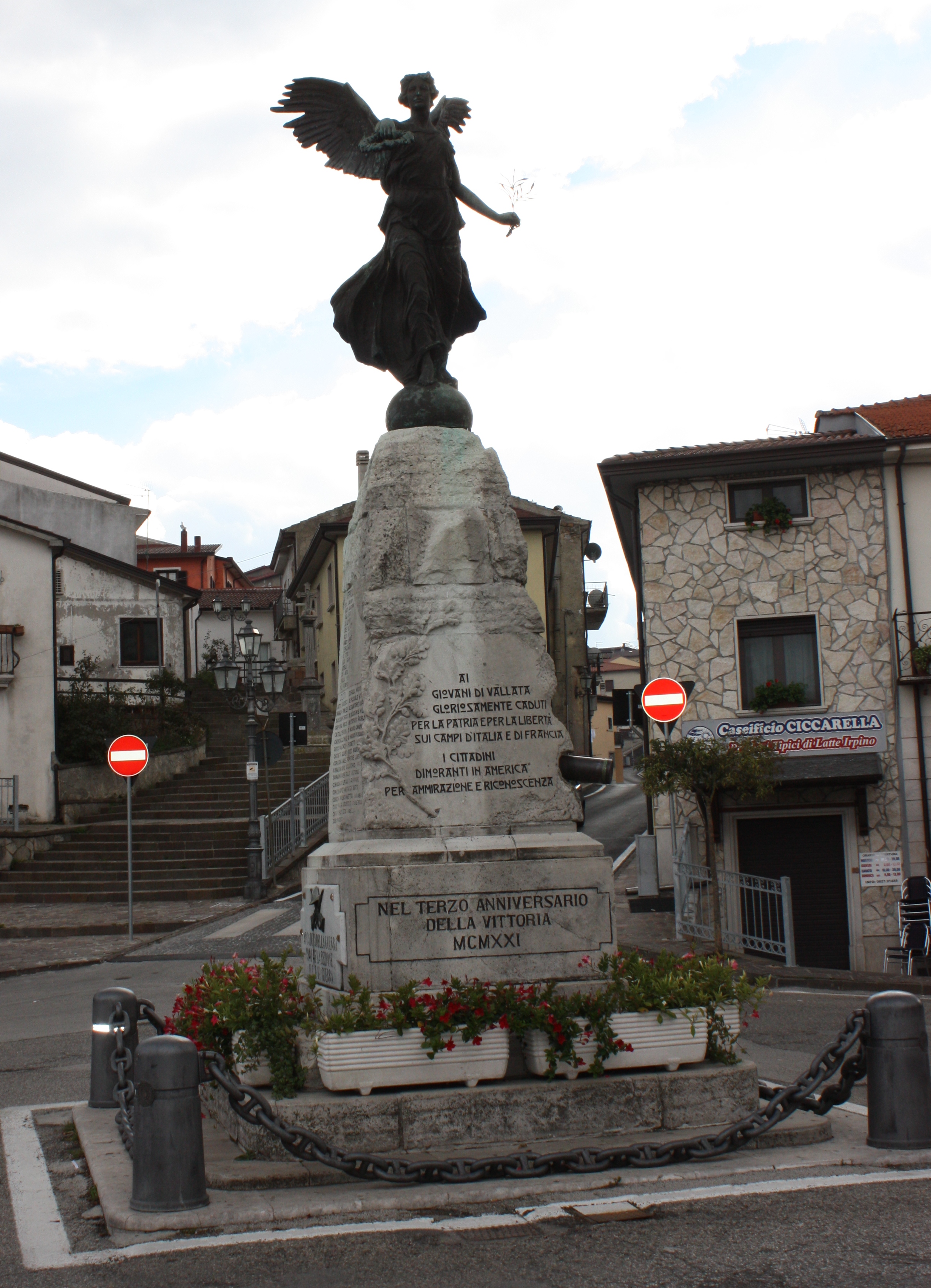 allegoria della Vittoria come donna vestita all'antica (monumento ai caduti - ad obelisco) di Fonderia / Marmeria Chiurazzi, De Luca Luigi (attribuito) (sec. XX)