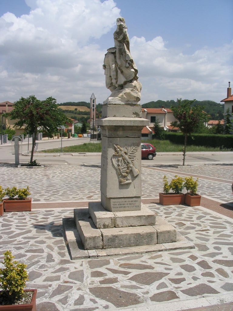 allegoria del sacrificio del soldato per la Patria (monumento ai caduti) - bottega Italia centro-meridionale (sec. XX)