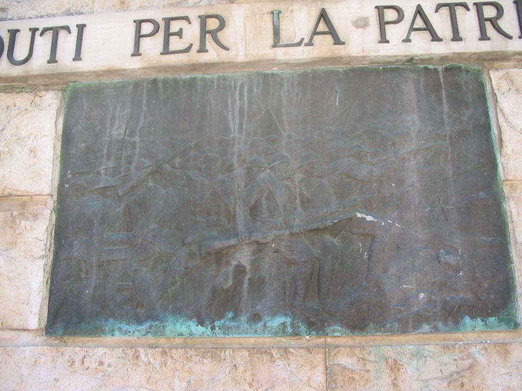 figure di soldati in combattimento, figura di soldato: fante, allegoria della Vittoria come aquila (monumento ai caduti) di Gentile Luigi (sec. XX)