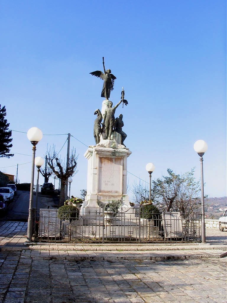 figure di soldati, allegoria della Vittoria (monumento ai caduti - ad ara) di Filippone Carmine (sec. XX)