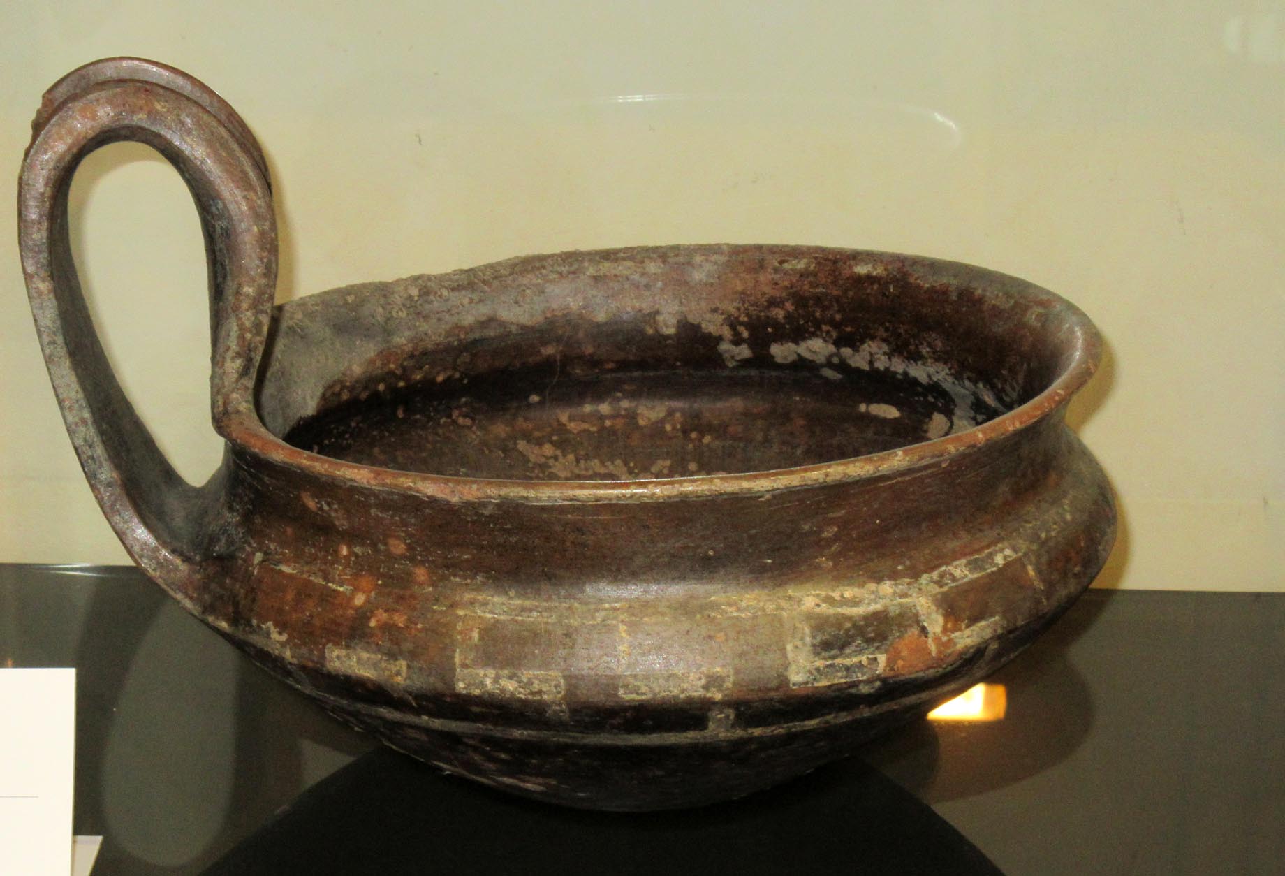 tazza/ monoansata - produzione etrusco meridionale (secondo quarto VII a.C)