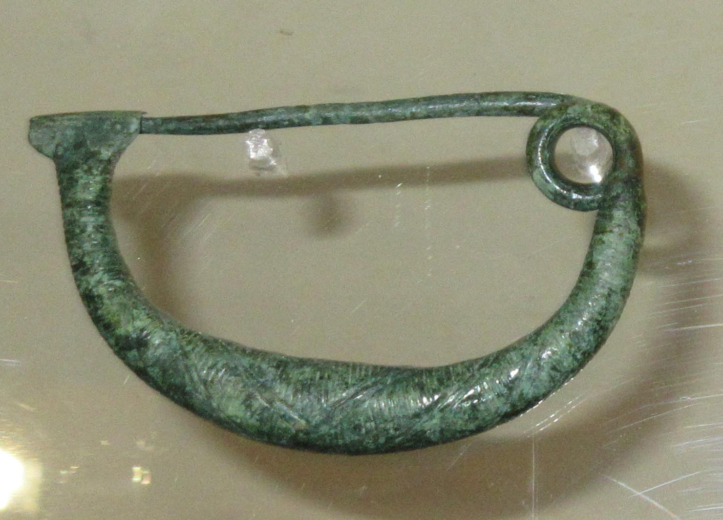 fibula/ ad arco ingrossato - produzione etrusca (VIII a. C)