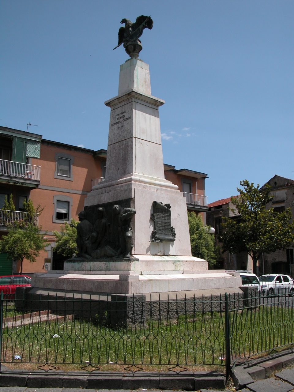 allegoria della Vittoria come aquila, allegoria del sacrificio del soldato per la Patria (monumento ai caduti - a obelisco) di Pirolo Torelli Donato, Fonderia Laganà (sec. XX)