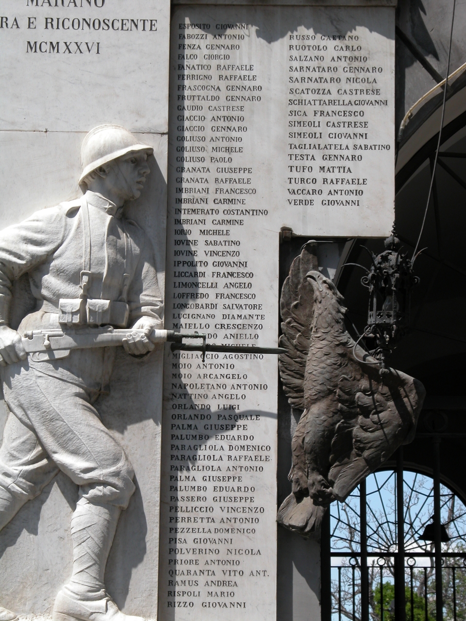 figura di soldato in combattimento, allegoria della Vittoria come aquila (monumento ai caduti - a lapide) di Pellegrino Domenico, Marmeria fratelli D'Angelo (sec. XX)