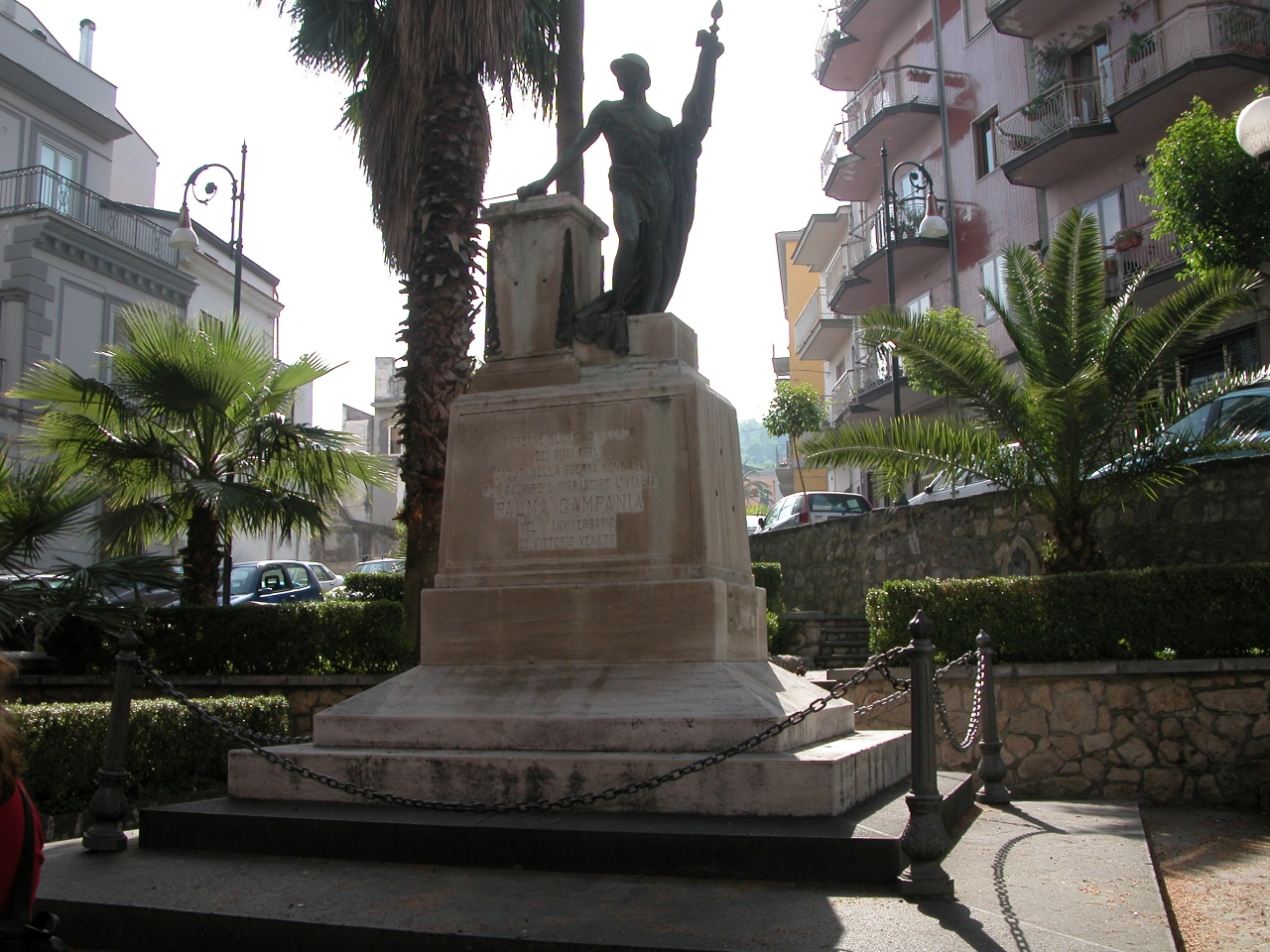 figura di soldato che porta la bandiera (monumento ai caduti - ad ara) di Bisceglia Gaspare (sec. XX)