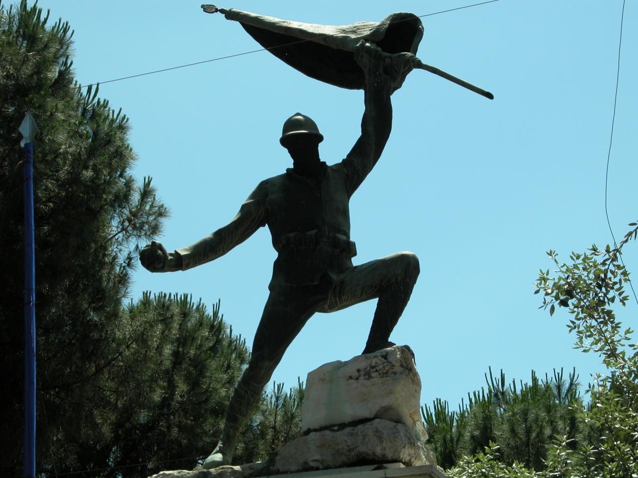 figura di soldato che porta la bandiera (monumento ai caduti - ad ara) di Tamagnini Torquato (sec. XX)
