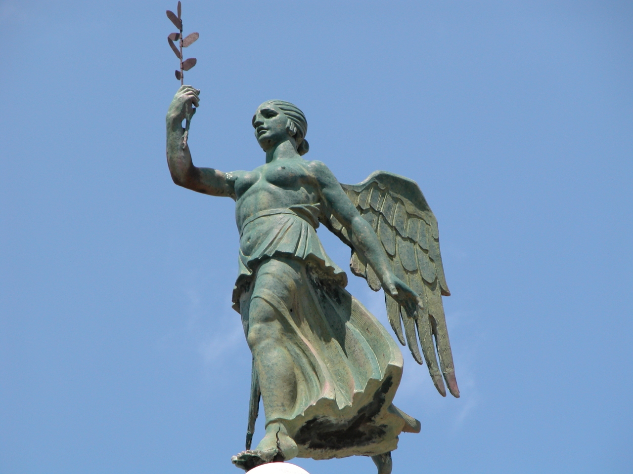 allegoria della Vittoria come donna vestita all'antica (monumento ai caduti - ad obelisco) di Onofaro Mario Salvatore, Fonderia / Marmeria Chiurazzi (sec. XX)