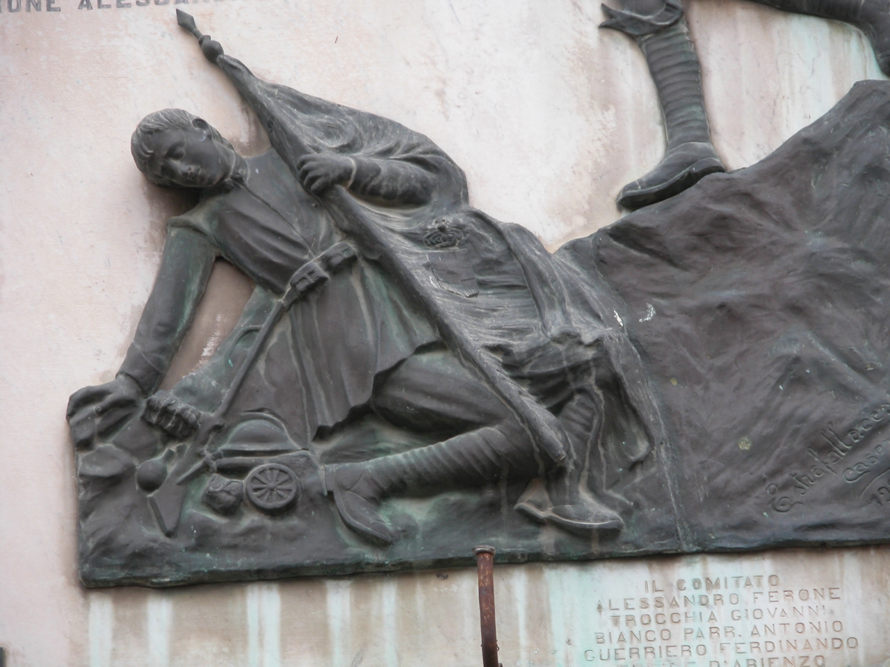 allegoria della Vittoria, morte del soldato (lapide commemorativa ai caduti) di Estrafallaces Alberto (sec. XX)