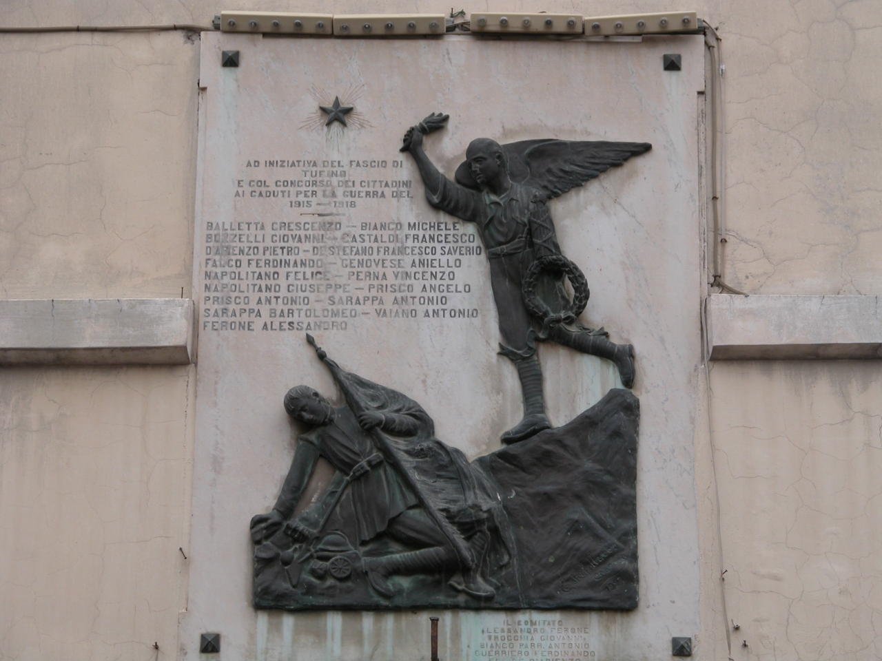allegoria della Vittoria, morte del soldato (lapide commemorativa ai caduti) di Estrafallaces Alberto (sec. XX)