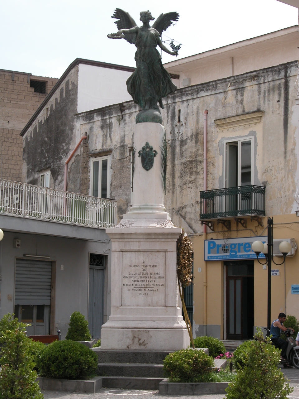 allegoria della Vittoria come donna vestita all'antica (monumento ai caduti - a colonna spezzata) di De Luca Luigi, Fonderia / Marmeria Chiurazzi (sec. XX)