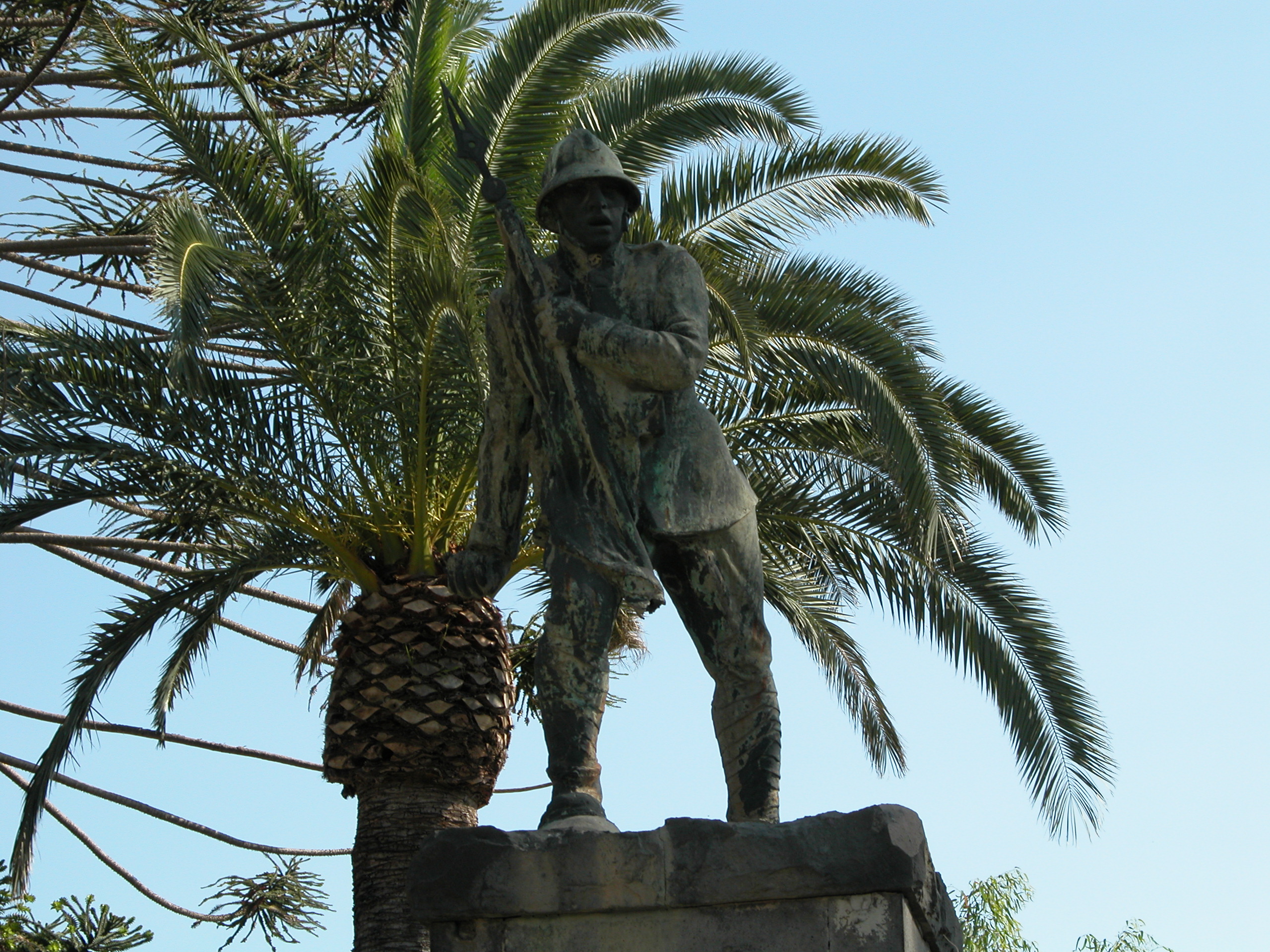 figura di soldato che porta la bandiera (monumento ai caduti - a cippo) - bottega napoletana (sec. XX)