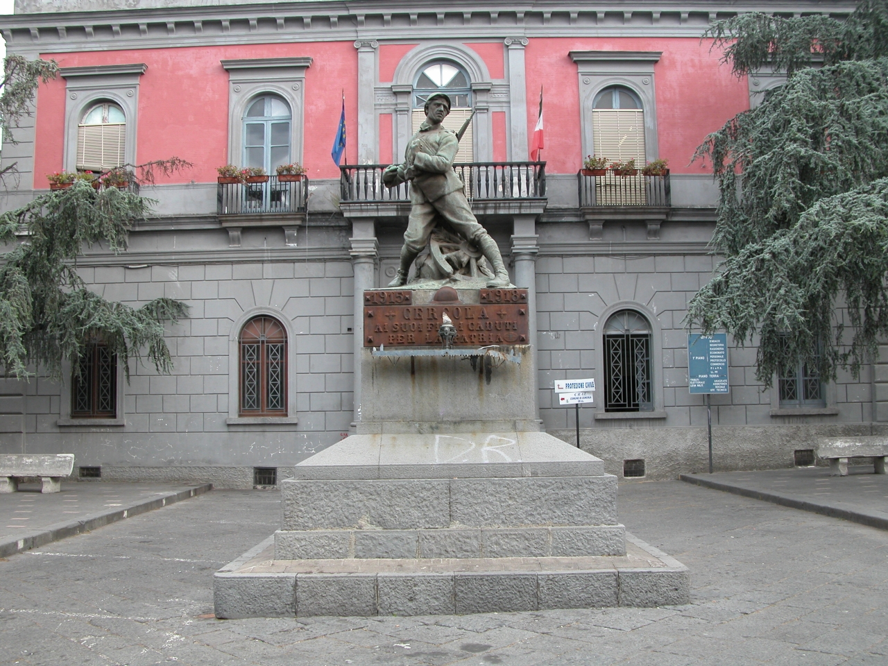 figura di soldato in combattimento (monumento ai caduti) di Fonderia artistica Giuseppe Del Giudice e figli, Pellegrino Domenico, Premiata Fonderia Arena e Esposito (sec. XX)