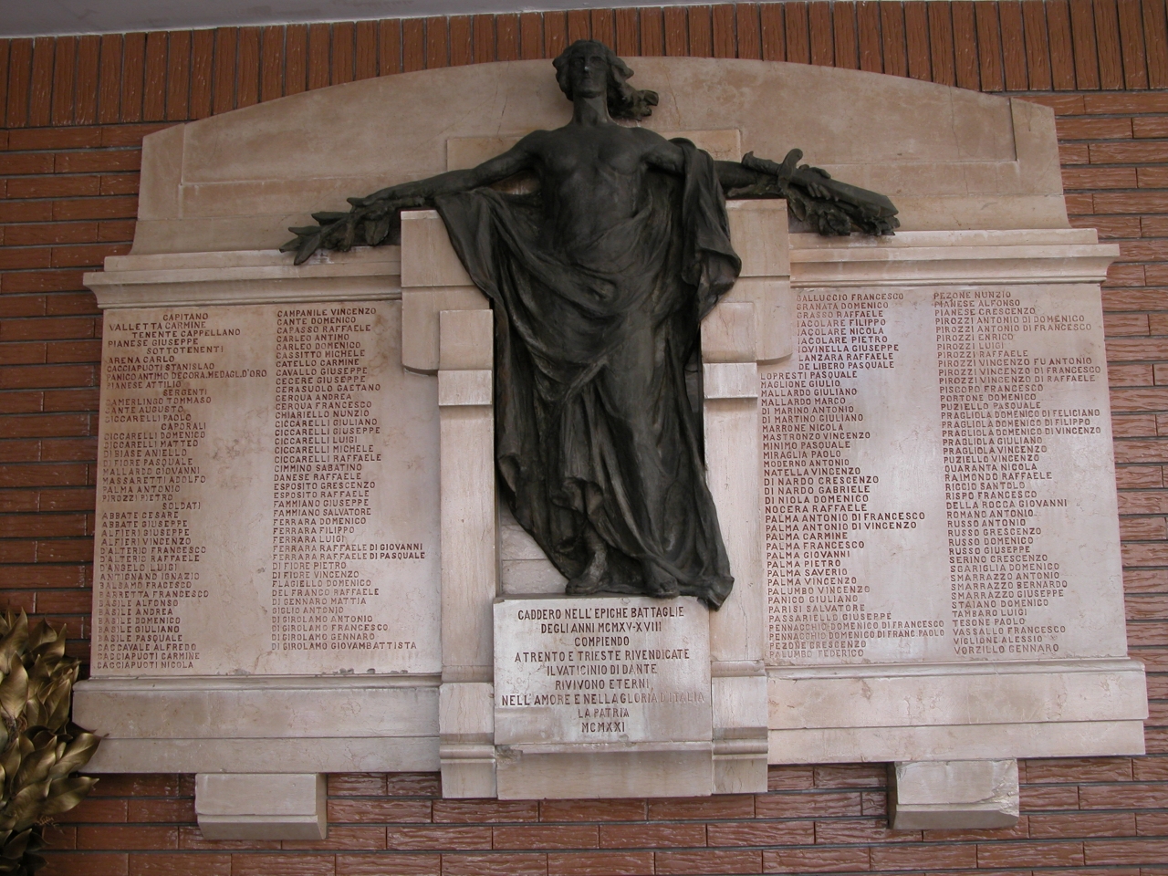 allegoria della Patria (monumento ai caduti - a lapide) di Fonderia / Marmeria Chiurazzi, Chiaromonte Gaetano (sec. XX)
