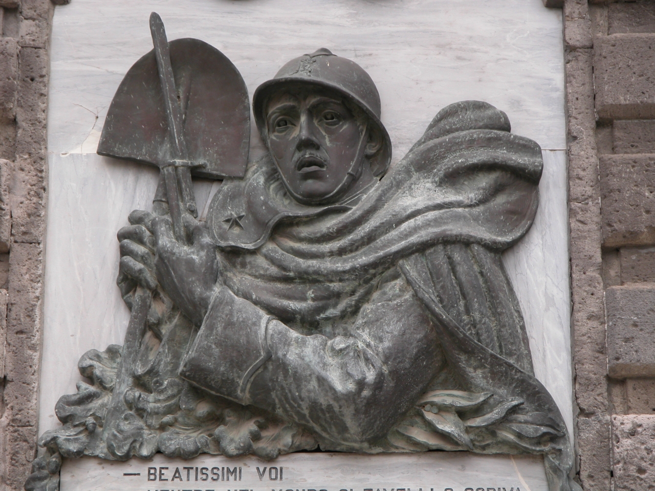 figura di soldato: fante (monumento ai caduti - a lapide) di Puchetti Vincenzo, Fonderia Laganà (sec. XX)