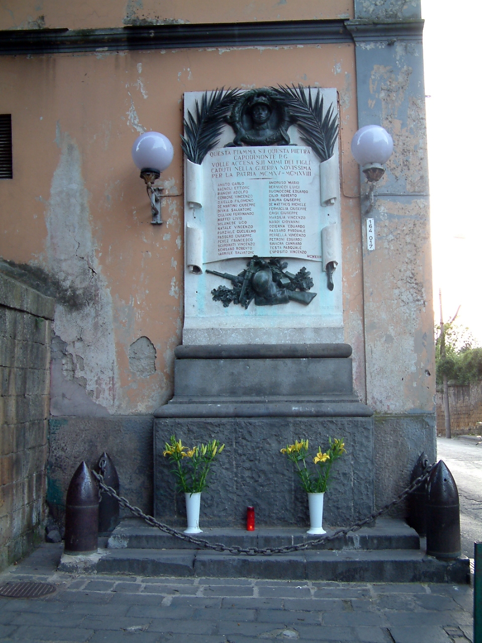figura di soldato: fante (monumento ai caduti - a lapide) di Di Pietro Giuseppe (sec. XX)