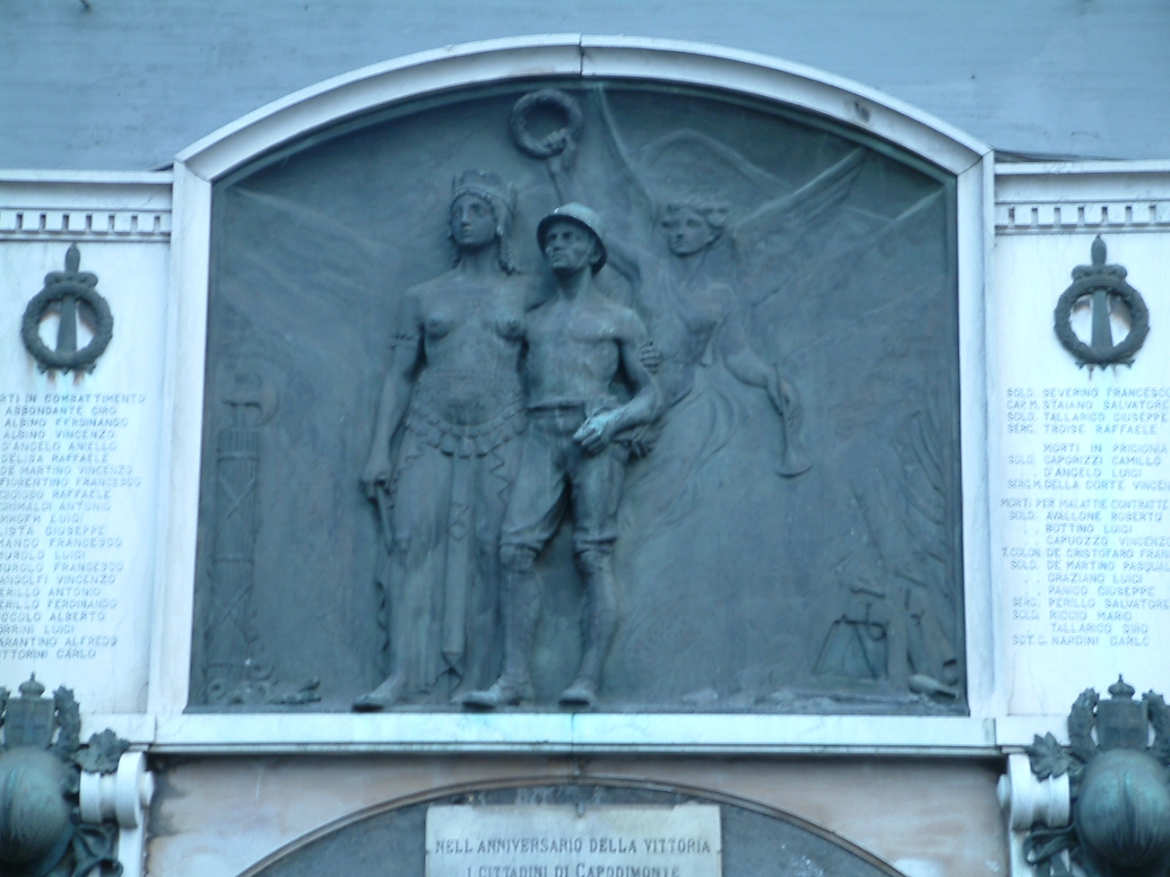 allegoria della Patria, allegoria della Vittoria che premia un soldato (monumento ai caduti - a lapide) di Mormone Giuseppe (sec. XX, sec. XX)