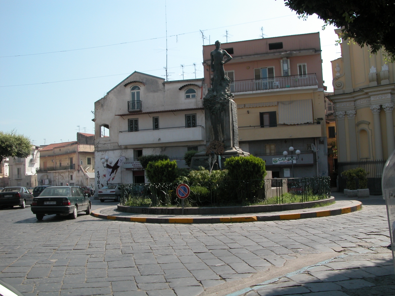 allegoria del soldato come eroe antico, allegoria della Vittoria come aquila (monumento ai caduti - a cippo) di Ferrazzano Niccolò (sec. XX)